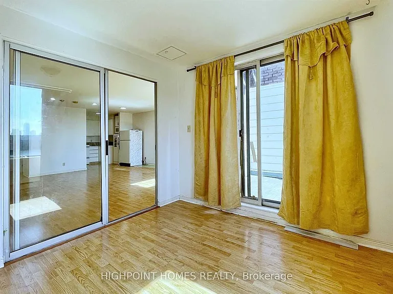 360 College St #401 — Photo 19