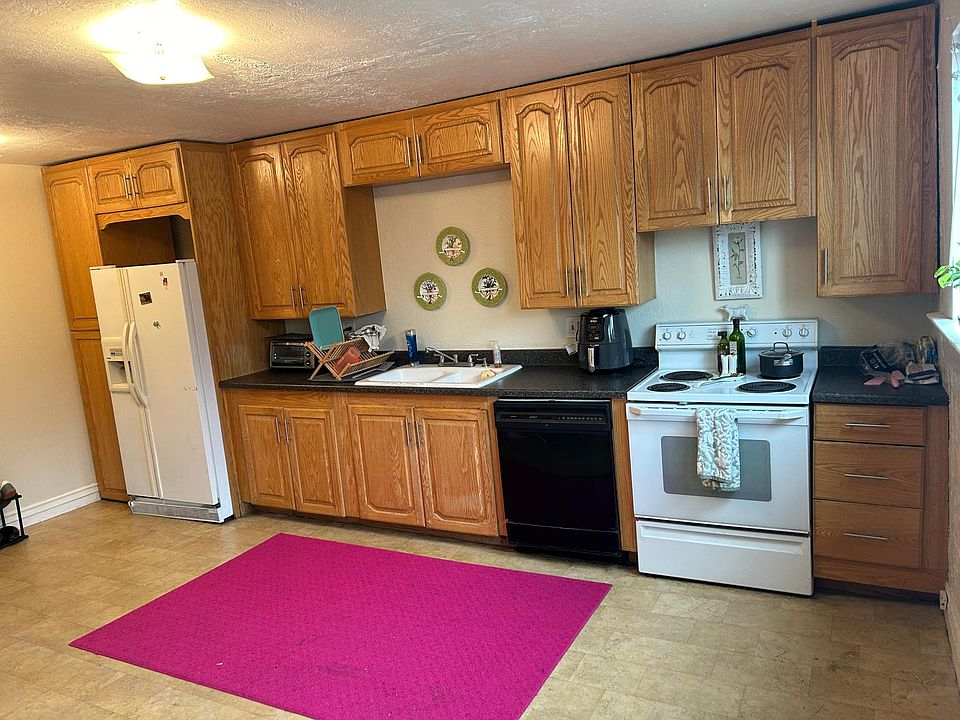 Kitchen with dishwasher