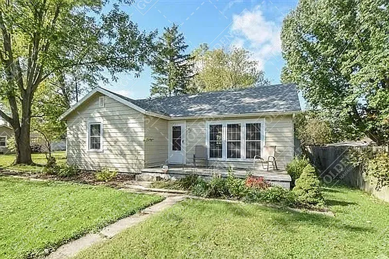 3 bed, 1.0 bath, 1170 sqft, $1,300 — Photo 1