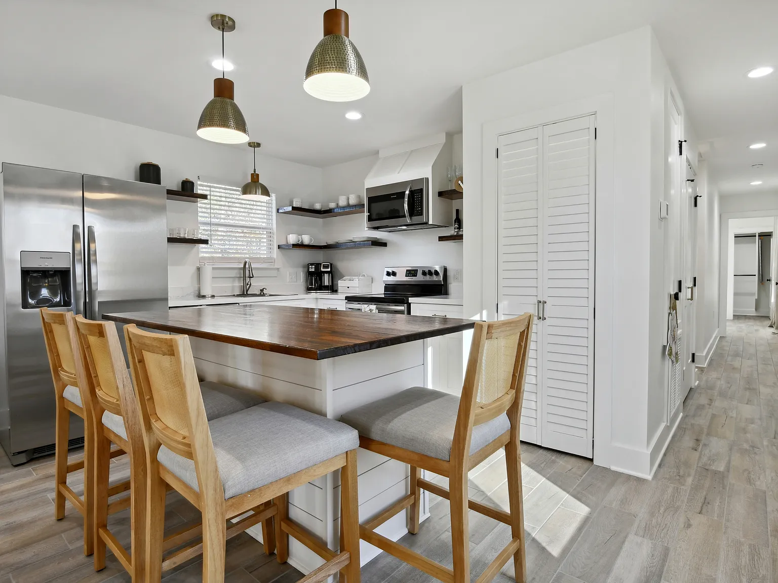 437 Webster St — Photo 4