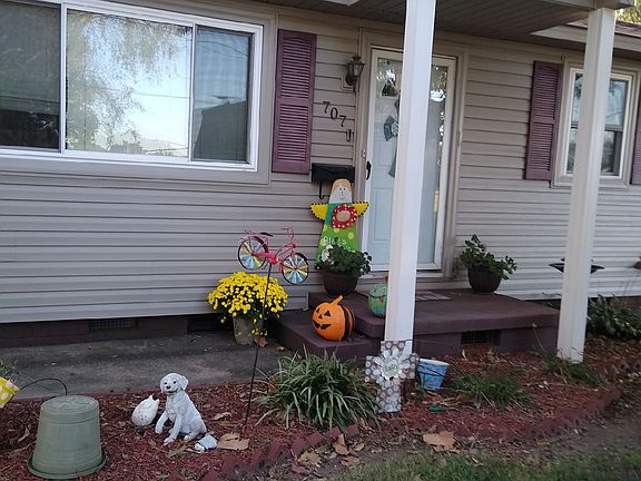 2nd image of 707 W 10th St