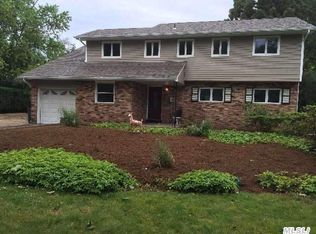 10 Long Bow Ln, Commack, NY 11725