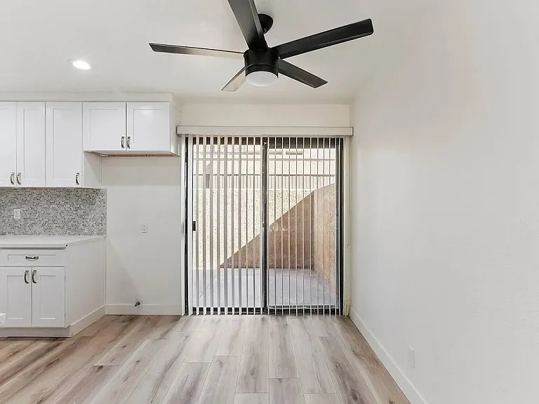 445 E Bradshaw Ln — Photo 4
