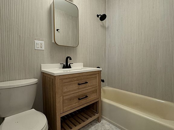 5th image of 202 W 9th St APT 4A