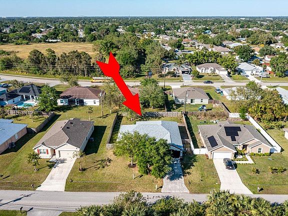 3rd image of 1525 SW Leisure Lane