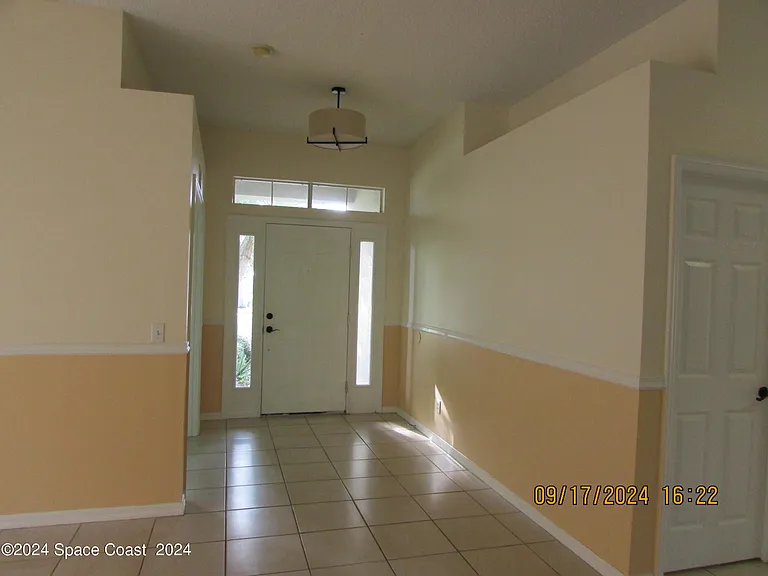 1065 Sedgewood Cir — Photo 2