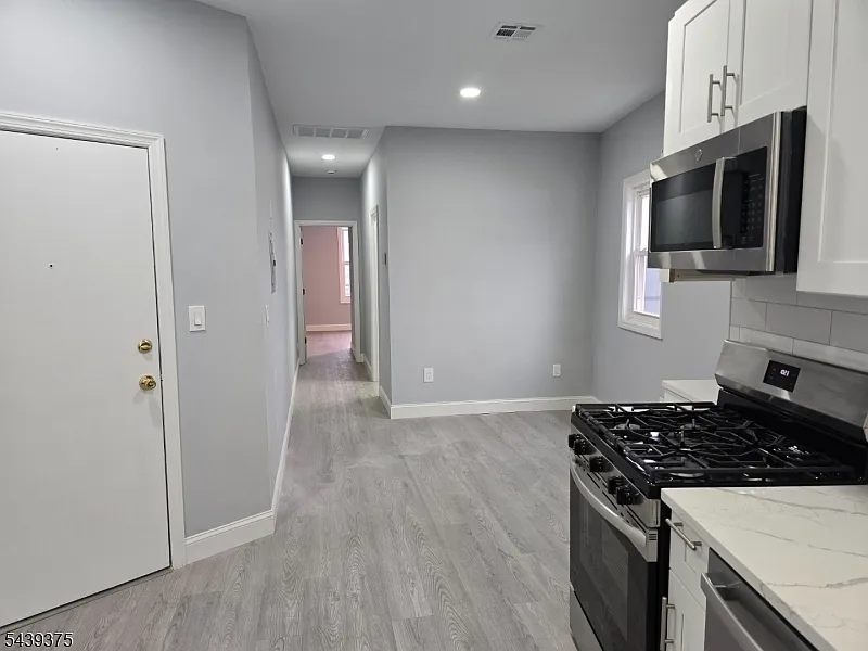 2 bed, 1.0 bath, $1,900 — Photo 3