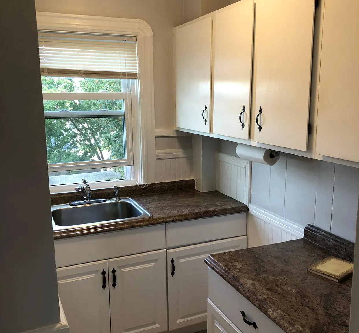 995 York Ave — Photo 1