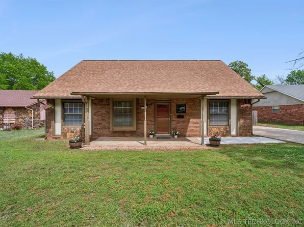 3111 S Skylane Dr W, Sand Springs, OK 74063