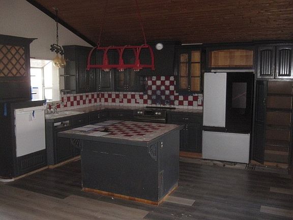 5th image of 2150 Harris St