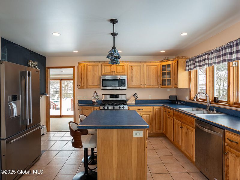 5th image of 33 Russell Avenue
