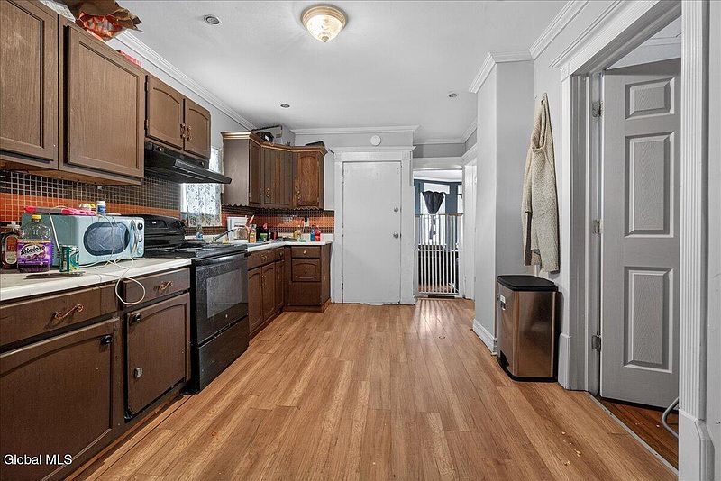 3rd image of 912-914 Cutler Street