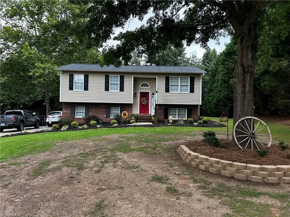 289 Woodbridge Dr, Mount Airy, NC 27030