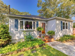 8 S Pond Trl, Ridge, NY 11961