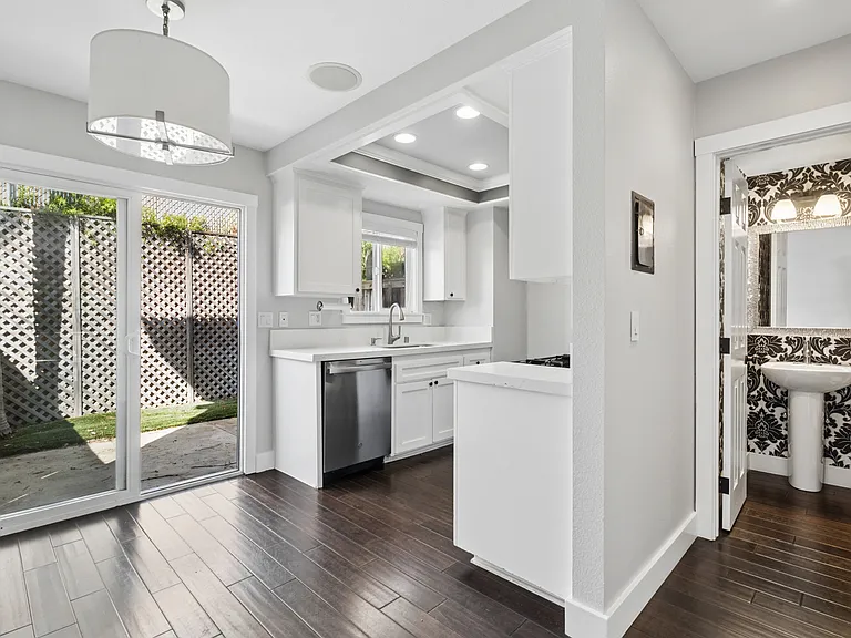 2550 Elden Ave #B — Photo 8