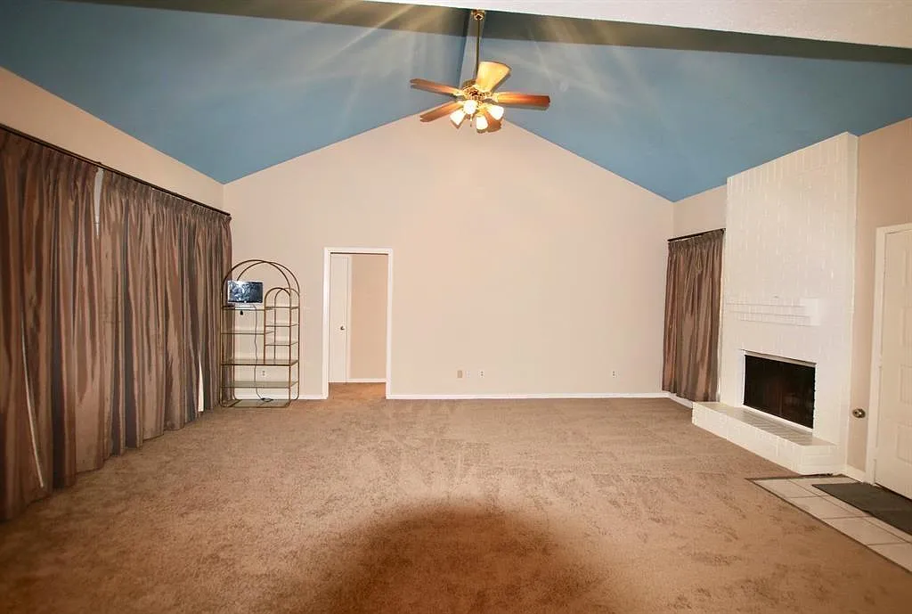 3 bed, 2.0 bath, 1379 sqft, $1,850 — Photo 2