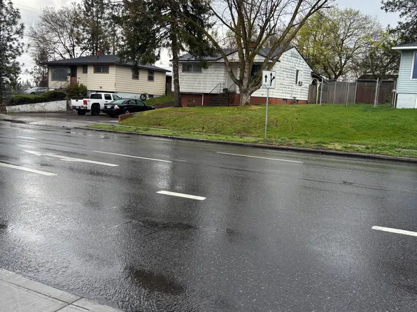 6222 N Maple St, Spokane, WA 99205