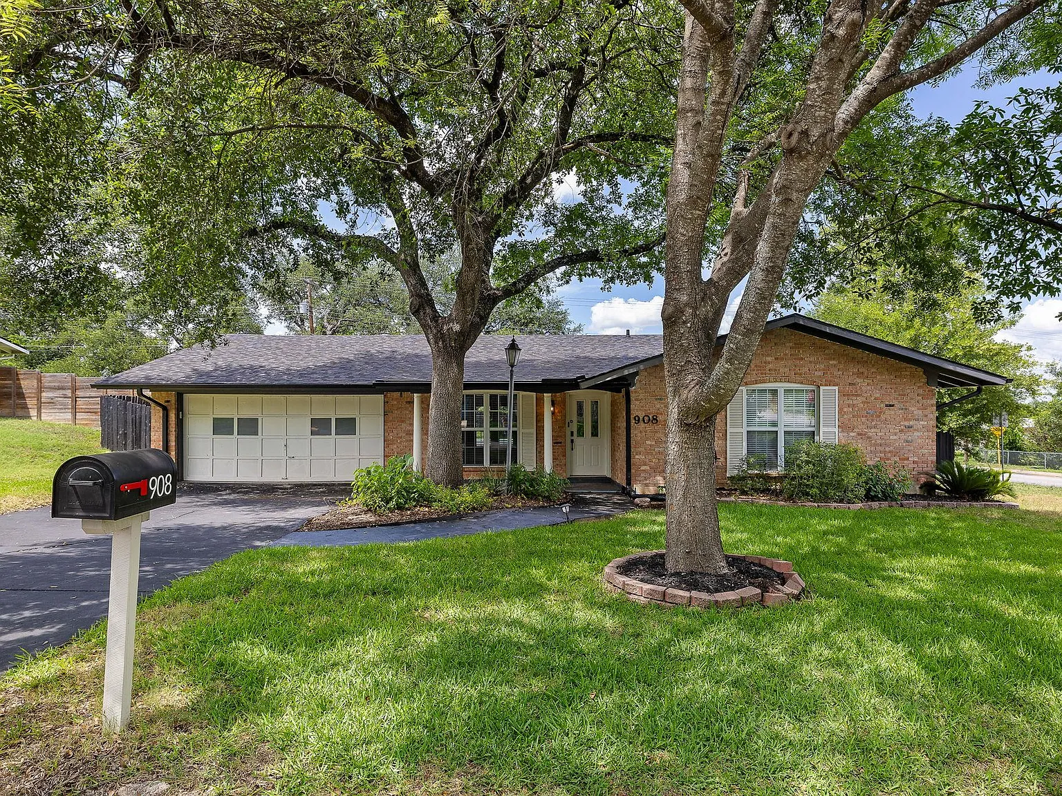 3 bed, 2.0 bath, 1668 sqft, $2,500 — Photo 2