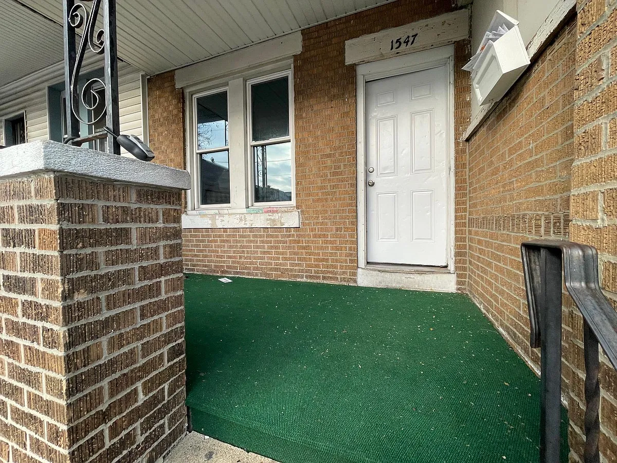 Building Photo - 1547 Dyre St