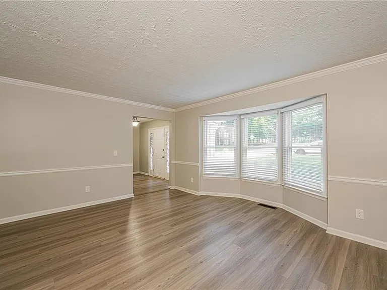 745 Mountain Oaks Pkwy — Photo 5