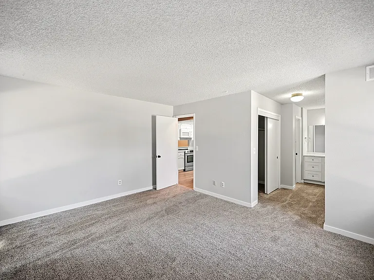 E 1st Dr — Photo 12