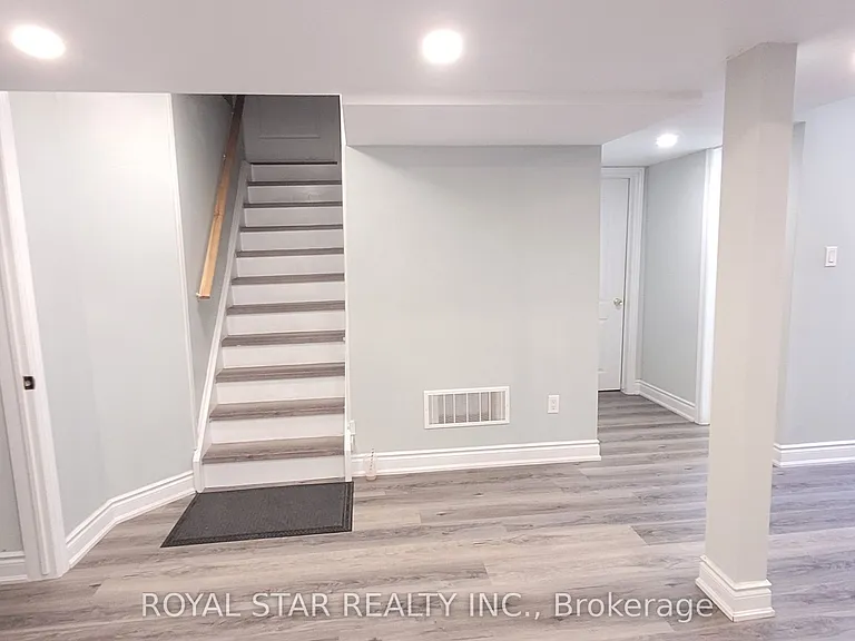 15 Masters Green Cres #BASEMENT — Photo 9
