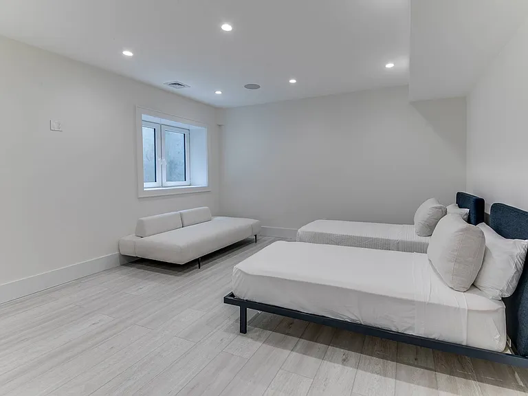 40 Edwards Ave — Photo 29