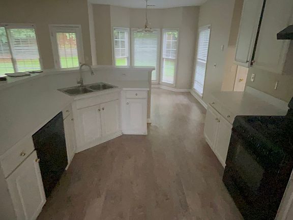 3rd image of 262 Birchmore Walk