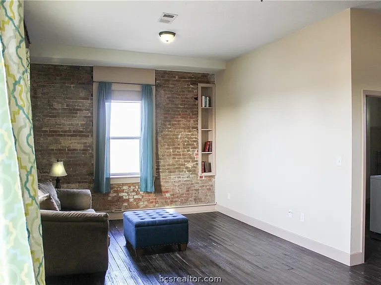 100 E Buck St #B — Photo 11