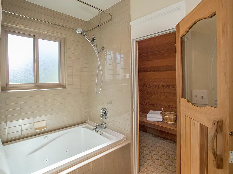 Enjoy the luxury of a seam sauna and a jetted bath tub.