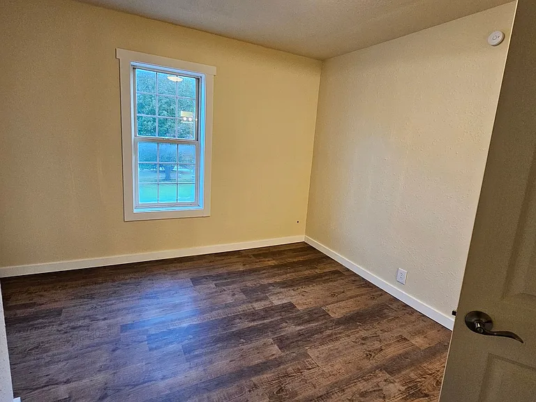 400 Railroad Ave — Photo 10