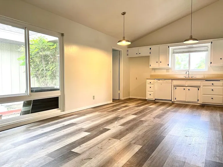 24360 Crestlawn St — Photo 6