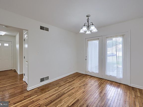 4th image of 1091 Country Hill Dr