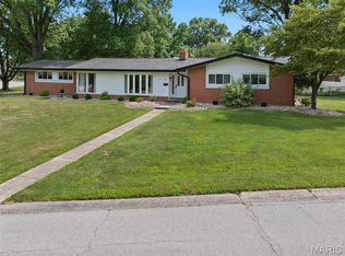 61 Rugby Dr, Belleville, IL 62226