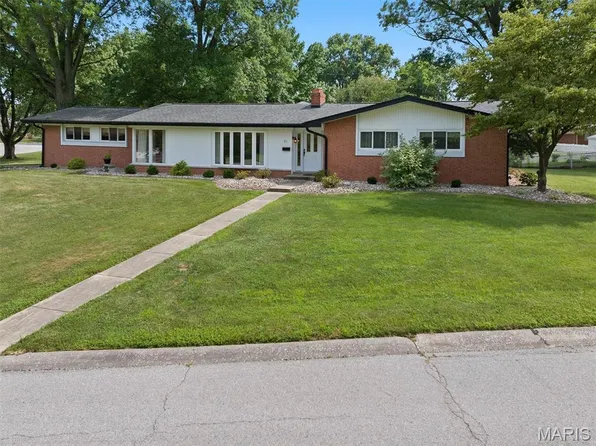 61 Rugby Dr, Belleville, IL 62226