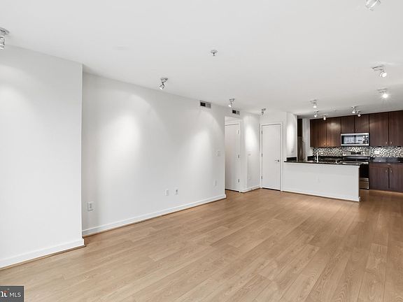4th image of 1423 Newton St NW APT 303