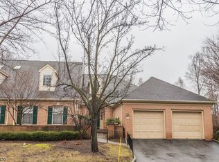 6 Carriage Hill Dr, Morristown, NJ 07960