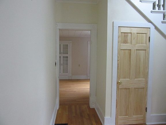 4th image of 11 College St