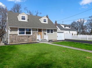 1090 Meadowbrook Rd, North Merrick, NY 11566