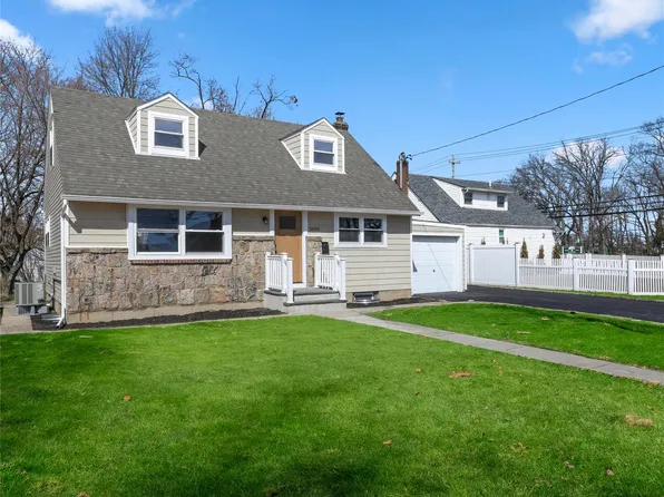 1090 Meadowbrook Road, North Merrick, NY 11566