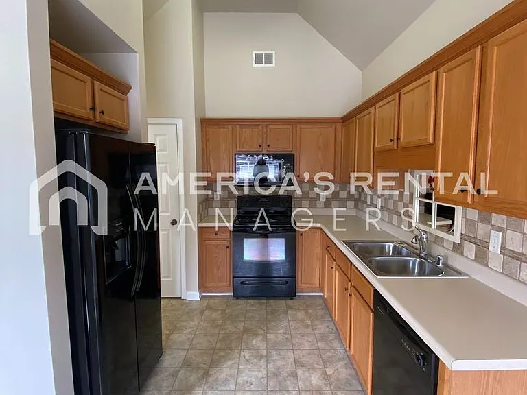 2807 Southwood Ln — Photo 4