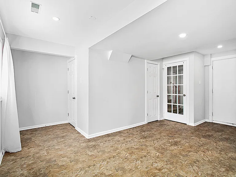 1576 Thurlow St — Photo 25