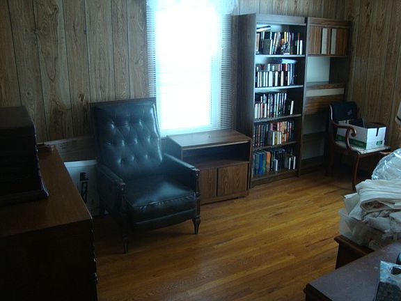 5th image of 704 Sidney St