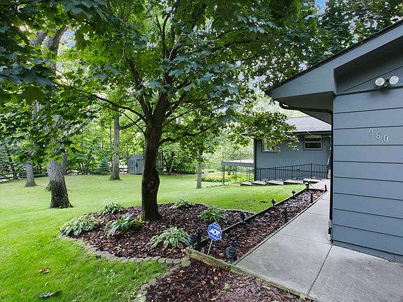 4th image of 980 10th Ave SE