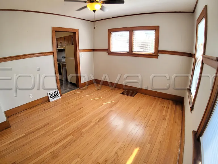 1112 Maplewood Dr NE — Photo 6
