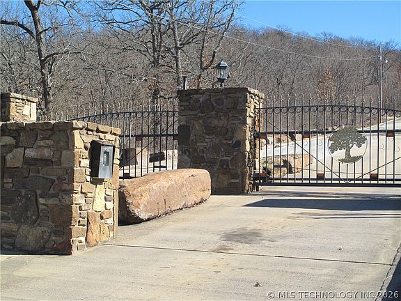 4th image of 23 E Hillside Rd