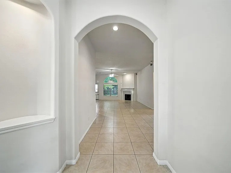1626 Maryvale Dr — Photo 2