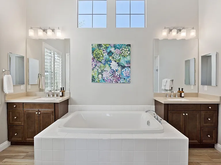 Master Suite 1 Bathroom