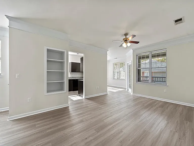 Grand Oaks Apartment Homes — Photo 9