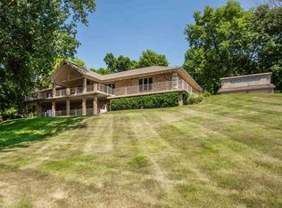 11 Sunset Dr, Cordova, IL 61242